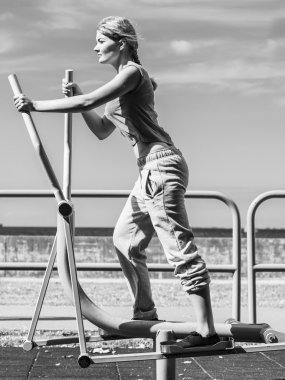 Aktif kadın üzerinde eliptik eğitmen egzersiz.