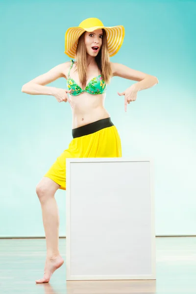 Woman in bikini holds blank presentation board. — Stock Photo, Image