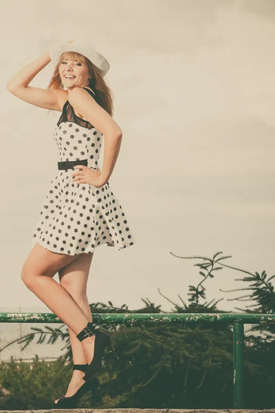 Menina estilo retro bonita em polca vestido pontilhado . — Fotografia de Stock