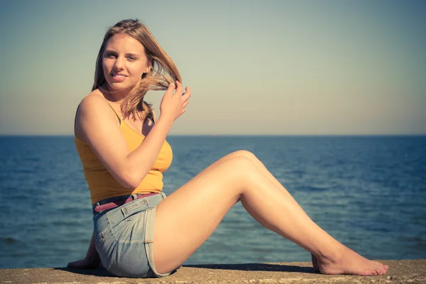 Güzel sarışın kız deniz kenarında açık rahatlatıcı — Stok fotoğraf