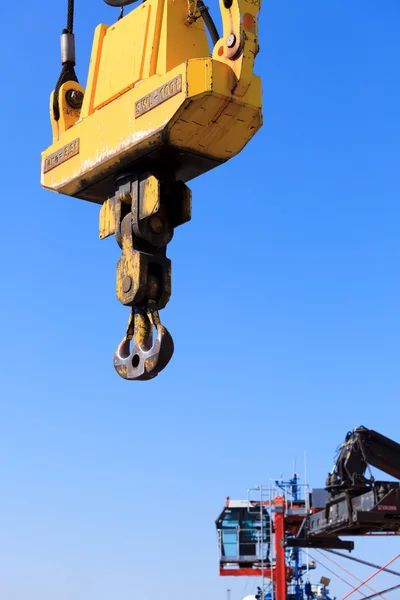 Crane krok i port området och blå himmel — Stockfoto