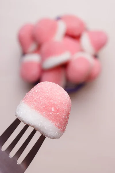 Růžový gumový sladkosti s cukrem, pohled shora — Stock fotografie
