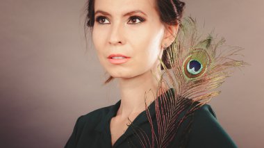 Tavus kuşu tüyü ile kız