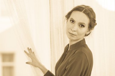 pencere bekleyen aracılığıyla arayan kadın