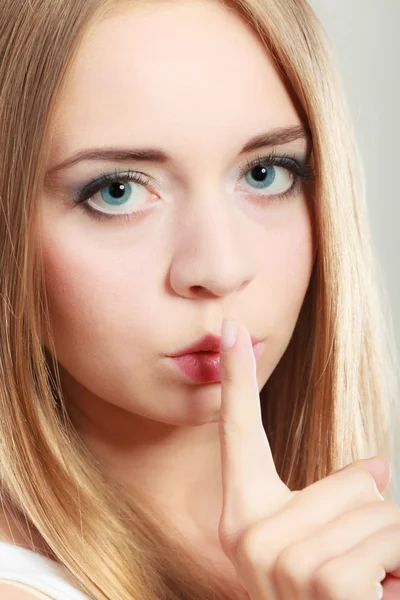 Mulher pedindo silêncio dedo nos lábios — Fotografia de Stock