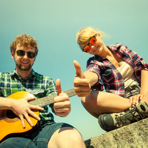 Jovem hipster com guitarra e mulher . — Fotografia de Stock