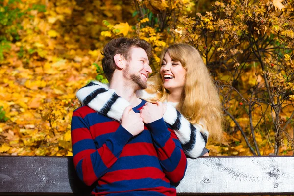 秋の公園のベンチで恋人のカップル — ストック写真