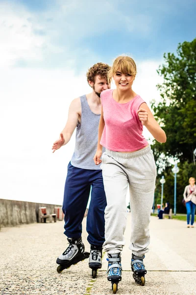 Jóvenes activos amigos patinaje al aire libre . — Foto de Stock