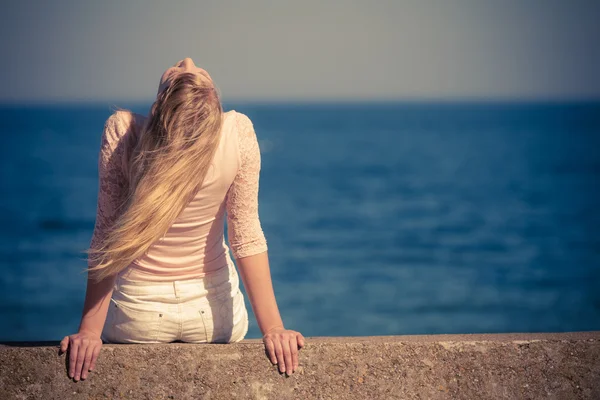 Woman looking to sea horizon — Stock Photo, Image