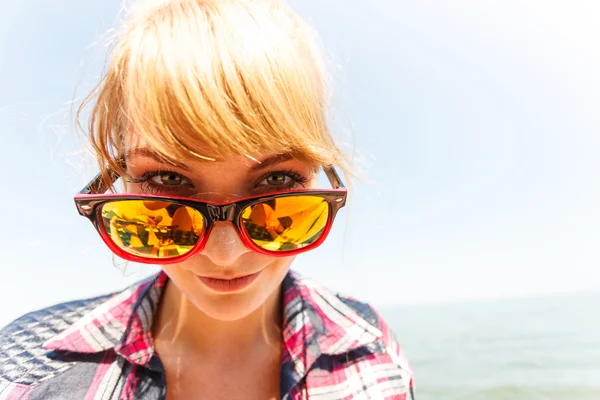 Feliz chica joven al aire libre . —  Fotos de Stock