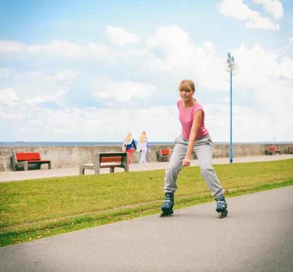 Mujer joven activa patinaje al aire libre . — Foto de Stock