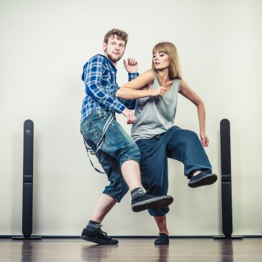 birkaç genç adam ve hip-hop dans kadın