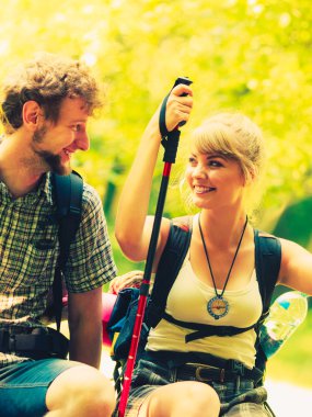 Orman iz üzerinde dinlenme çift backpackers hiking