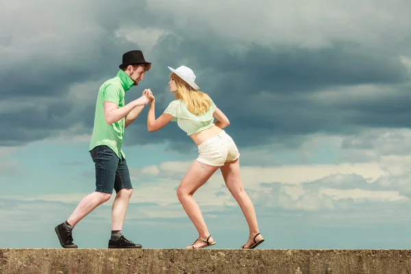 Hipster pareja en amor jugando lucha al aire libre — Foto de Stock