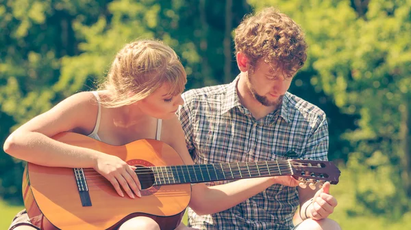 若いカップル屋外キャンプのギターを弾く — ストック写真