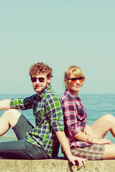 Hiking couple relaxing on sea coast — Stock Photo, Image