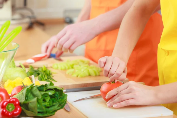 Pareja preparando verduras frescas ensalada de alimentos — Foto de Stock