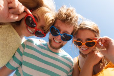 Grup arkadaşları erkek iki kız açık eğleniyor