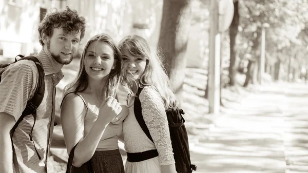 Tre giovani felici amici all'aperto . — Foto Stock