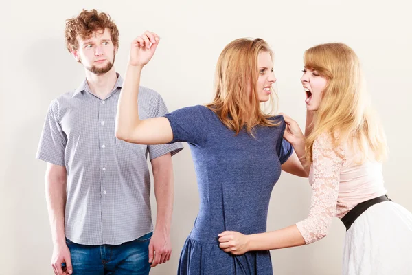 Mulheres loucas agressivas lutando pelo homem . — Fotografia de Stock