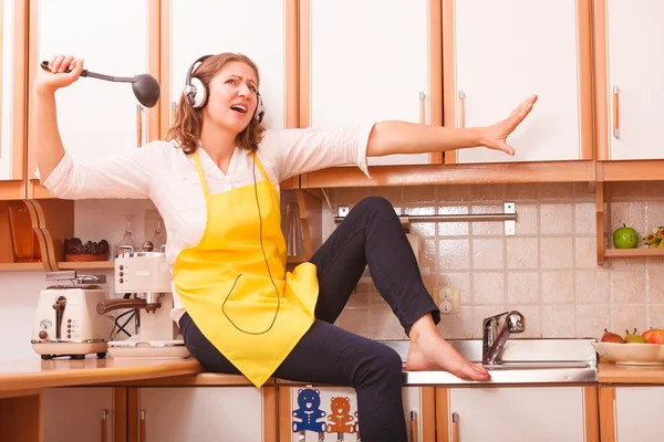 Cantando ama de casa en casa — Foto de Stock