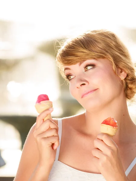 Jeune femme manger de la crème glacée en plein air — Photo