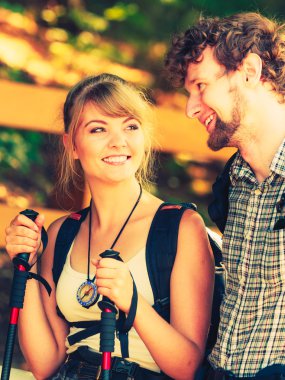 Orman iz derbeder çift backpackers hiking