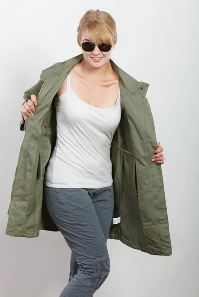 Mujer feliz con chaqueta verde oscuro. Moda de otoño . —  Fotos de Stock