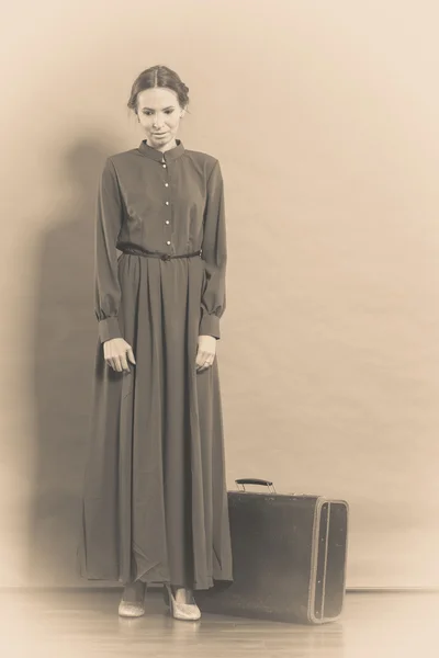 Kvinnan retrostil med gammal resväska — Stockfoto