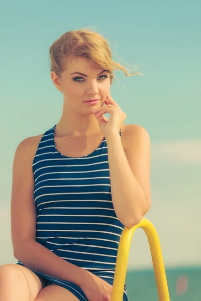 Frau in gestreiftem Kleid im Freien. Sommer. — Stockfoto