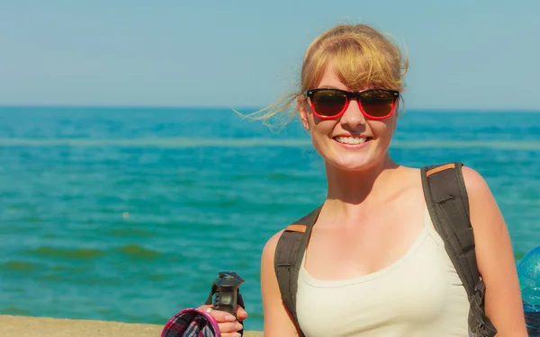 海海岸のハイキングのバックパックを持つ若い女性 — ストック写真