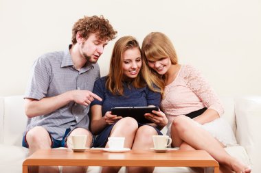 Arkadaşlar internet tablet üzerinde tarama rahatlatıcı.