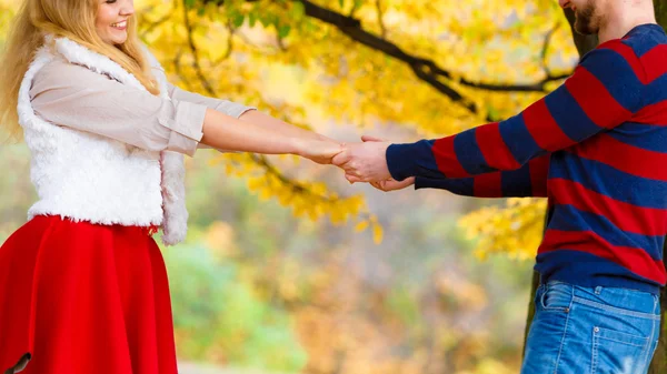 Ungt par träffas i parken på datum håller händerna. — Stockfoto