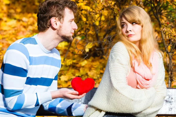 Člověk vyznat lásku s dívkou na lavičce v parku. — Stock fotografie