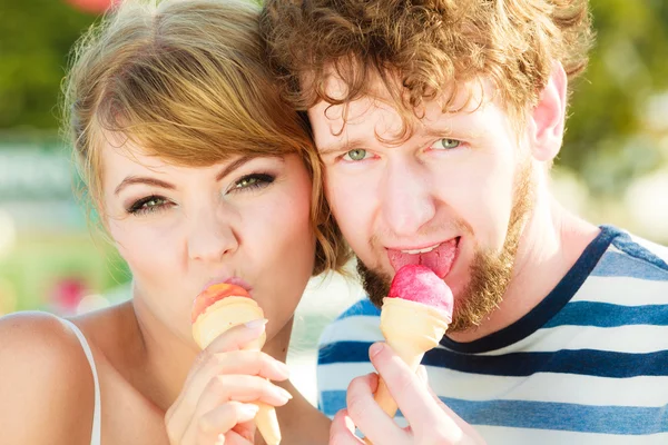 Young couple eating ice cream outdoor — Stock Photo, Image