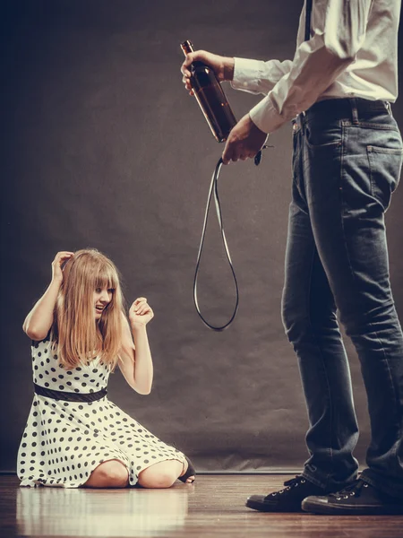 Uomo alcolizzato picchiare la sua donna spaventata con cintura — Foto Stock