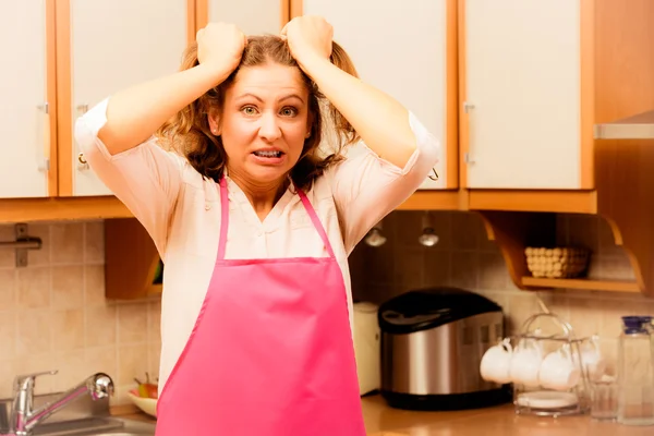 Boldogtalan háziasszony konyhájában — Stock Fotó