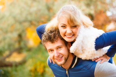 kadın parkta atçılık veren adam