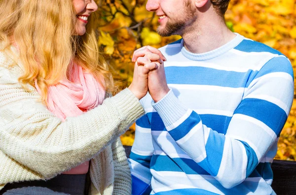 Amantes casal no parque de outono no banco — Fotografia de Stock