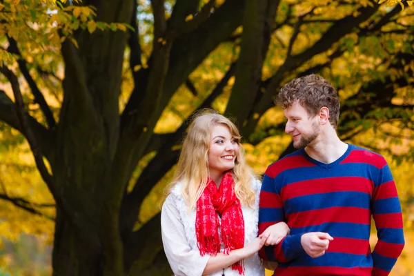 Coppia innamorata godere di appuntamento romantico nel parco . — Foto Stock