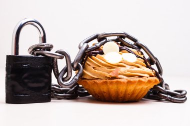 Zincir ve asma kilit, diyet kavramı ile pasta.