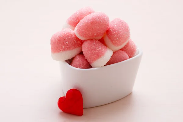 Geléias cor-de-rosa ou marshmallows com açúcar na tigela — Fotografia de Stock