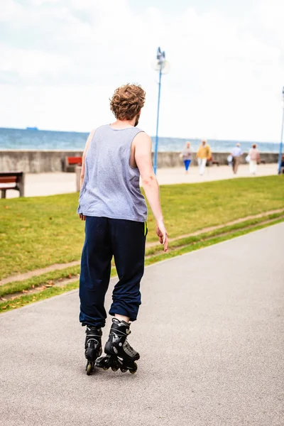 남성 운동 운동복을 입고 rollerblades에 야외. — 스톡 사진