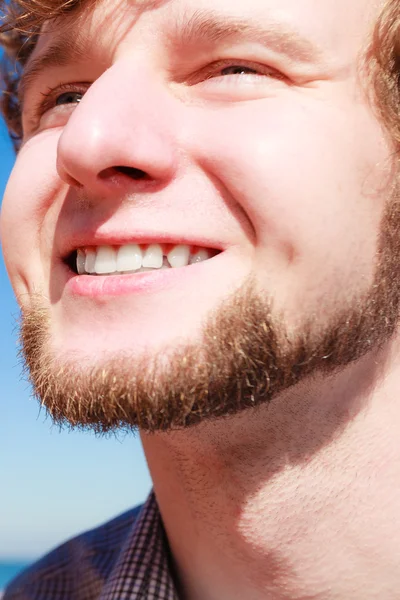 Boldog fiatal szakállas szabadtéri — Stock Fotó
