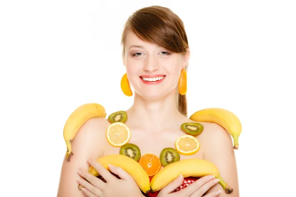Ernährung. Mädchen mit Kette aus frischen Zitrusfrüchten isoliert — Stockfoto
