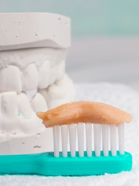 Cepillo de dientes con pasta y yeso dental — Foto de Stock