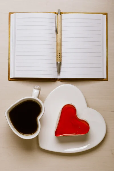 Pastel de taza de café en forma de corazón y portátil —  Fotos de Stock