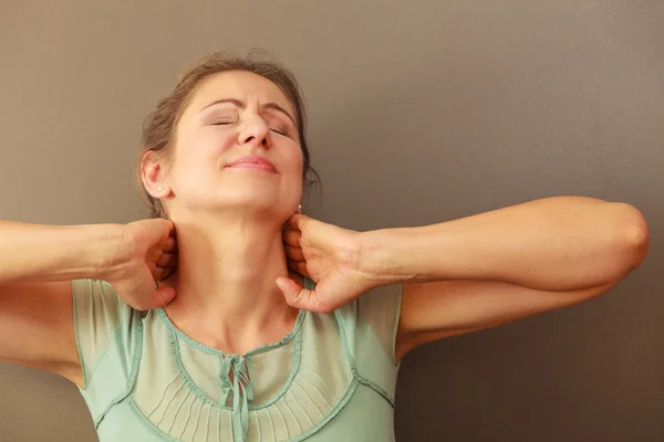 Mujer siente dolor dolor — Foto de Stock