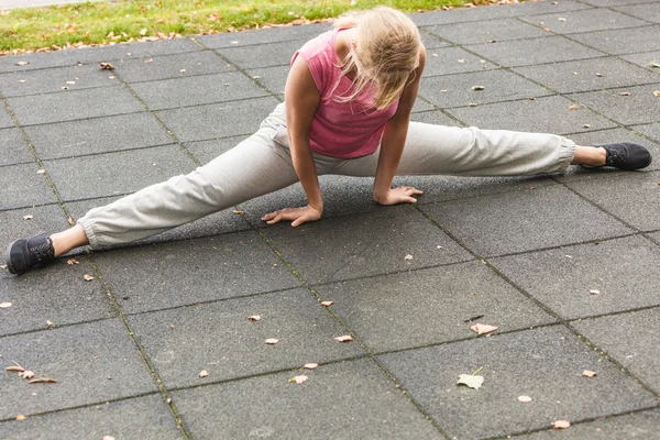 Mujer activa estirando el calentamiento. Ejercicio . —  Fotos de Stock