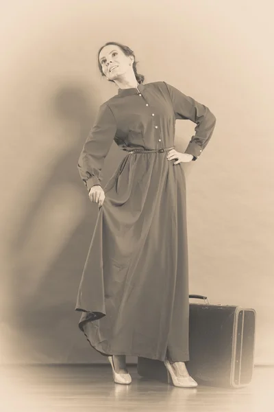 Mulher estilo retro com mala velha — Fotografia de Stock